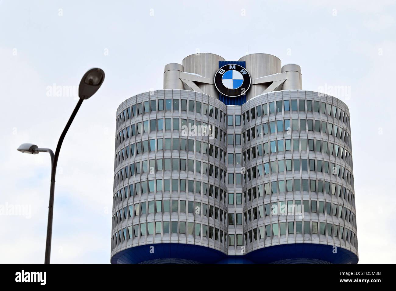 BMW-logo am BMW-Turm beim Werksrundgang von Bundeskanzler OLAF Scholz SPD im BMW Group Werk München. Themenbild, Symbolbild München, 05.12.2023 Bayern Deutschland *** logo BMW sur la tour BMW lors de la visite de l'usine du chancelier fédéral OLAF Scholz SPD à l'usine du groupe BMW à Munich image thématique, image symbolique Munich, 05 12 2023 Bavière Allemagne Copyright : xDwixAnoraganingrumx Banque D'Images