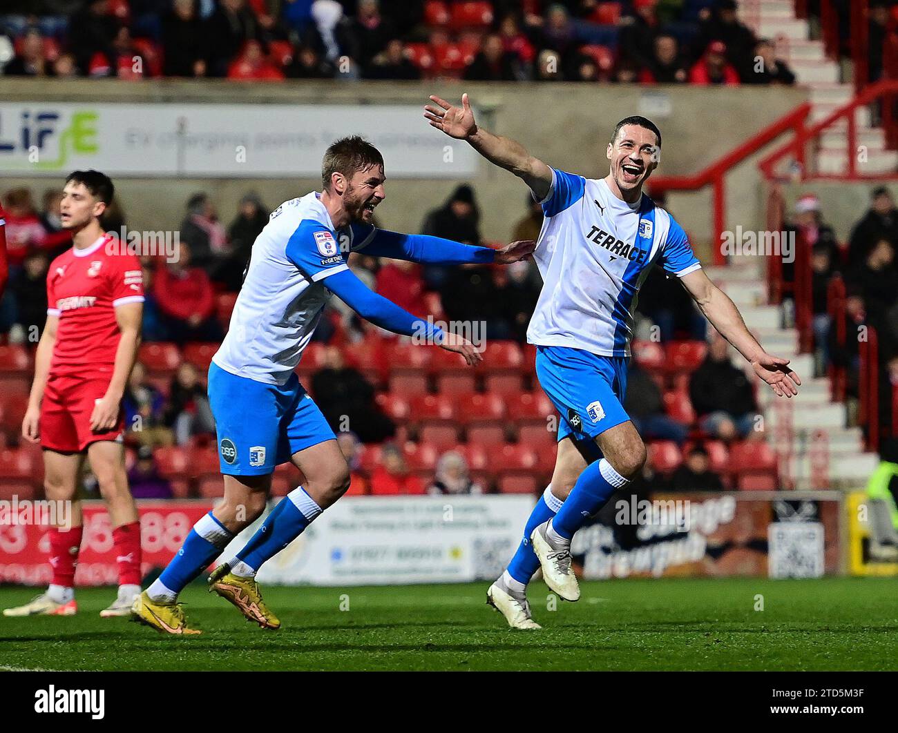 Lors du match Sky Bet League 2 entre Swindon Town et Barrow au County Ground, Swindon le samedi 16 décembre 2023. (Photo : Howard Roe | MI News) James Chester de Barrow célèbre son objectif Banque D'Images