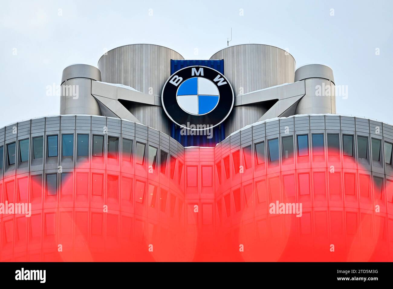 BMW-logo am BMW-Turm beim Werksrundgang von Bundeskanzler OLAF Scholz SPD im BMW Group Werk München. Themenbild, Symbolbild München, 05.12.2023 Bayern Deutschland *** logo BMW sur la tour BMW lors de la visite de l'usine du chancelier fédéral OLAF Scholz SPD à l'usine du groupe BMW à Munich image thématique, image symbolique Munich, 05 12 2023 Bavière Allemagne Copyright : xDwixAnoraganingrumx Banque D'Images