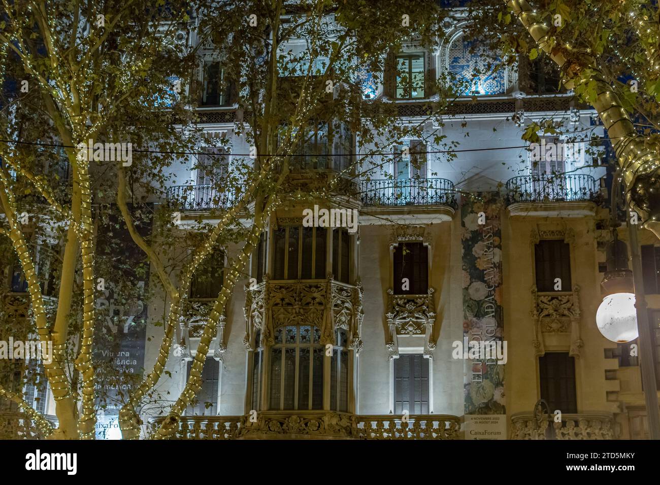 Palma de Majorque, Espagne ; décembre 12 2023 : façade principale du bâtiment moderniste Gran Hotel Caixaforum à Palma de Majorque la nuit, Espagne Banque D'Images