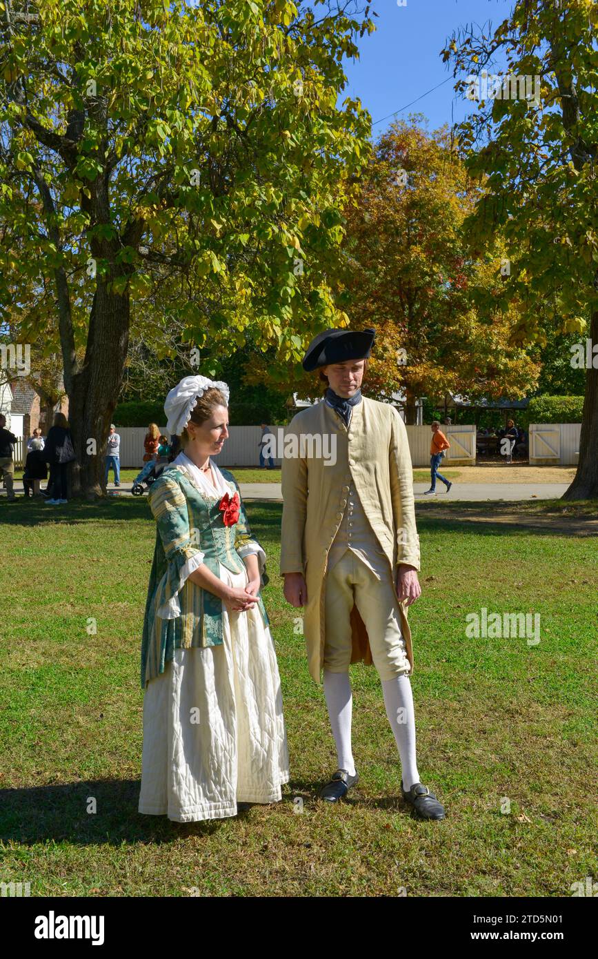 Couple de classe moyenne debout sur le Palace Green à Colonial Williamsburg va Banque D'Images
