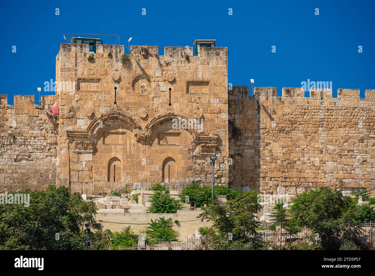 Vue sur la porte d'or ou porte de la Miséricorde, un monument historique, sur le côté est des murs du Mont du Temple, vieille ville de Jérusalem Banque D'Images