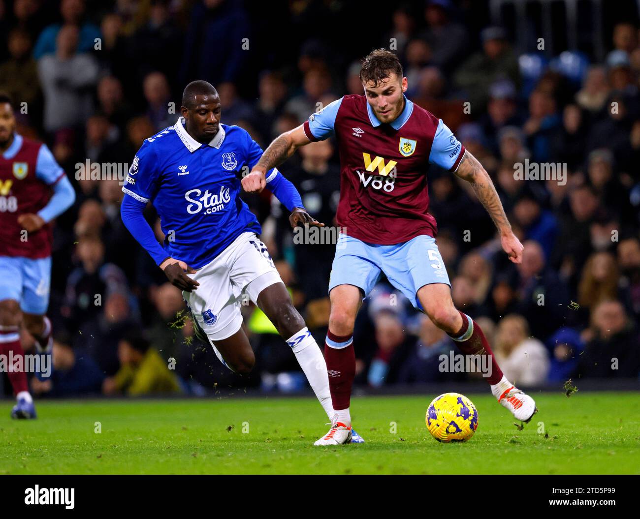 Abdoulaye Doucoure d'Everton (à gauche) et Jordan Beyer de Burnley se battent pour le ballon lors du match de Premier League à Turf Moor, Burnley. Date de la photo : Samedi 16 décembre 2023. Banque D'Images