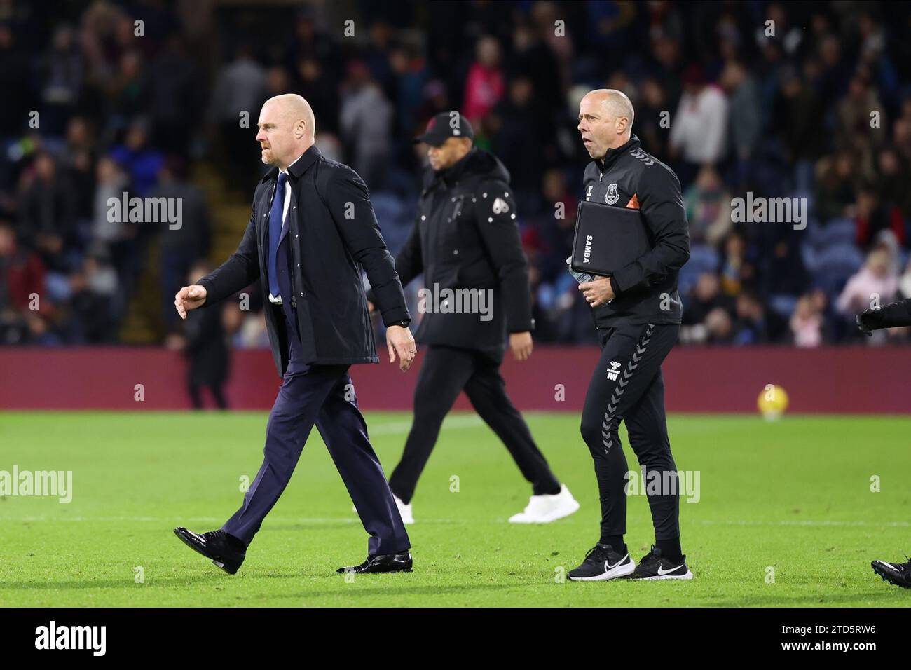 Burnley, Royaume-Uni. 16 décembre 2023. Sean Dyche, Manager d’Everton, s’éloigne à la mi-temps, devant Vincent Kompany, Manager de Burnley, lors du match de Premier League opposant Burnley à Everton au Turf Moor, Burnley, le samedi 16 décembre 2023. (Photo : Pat Scaasi | MI News) crédit : MI News & Sport / Alamy Live News Banque D'Images