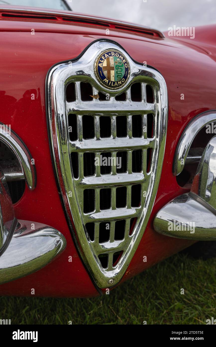 1965 Alfa Romeo Giulia Spider, exposée au Race Day Airshow qui s'est tenu à Shuttleworth le 2 octobre 2023. Banque D'Images