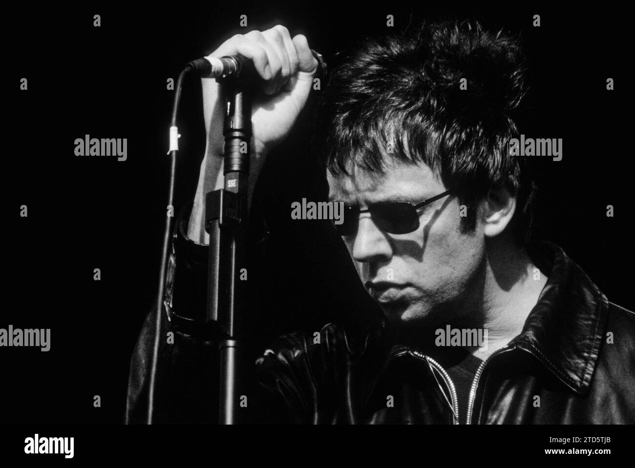 IAN McCulloch, ECHO & THE BUNNYMEN, 1998 : Ian McCulloch du légendaire groupe indépendant de Liverpool Echo and the Bunnymen sur la scène principale au Reading Festival, Angleterre, Royaume-Uni, le 29 août 1998. Le groupe tourne avec leur album Evergreen de 1997 et leur single Nothing Lasts Forever. Photo : Rob Watkins Banque D'Images