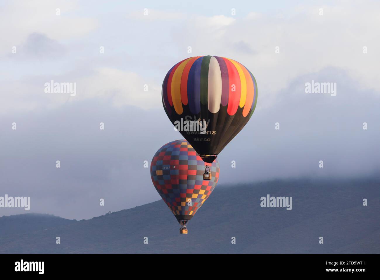 Teotihuacan, Mexique. 16 décembre 2023. Des montgolfières de différentes compagnies volent à l'aube dans la zone pyramidale de Teotihuacan. Crédit : Luis E Salgado/Alamy Live News crédit : Luis E Salgado/Alamy Live News Banque D'Images