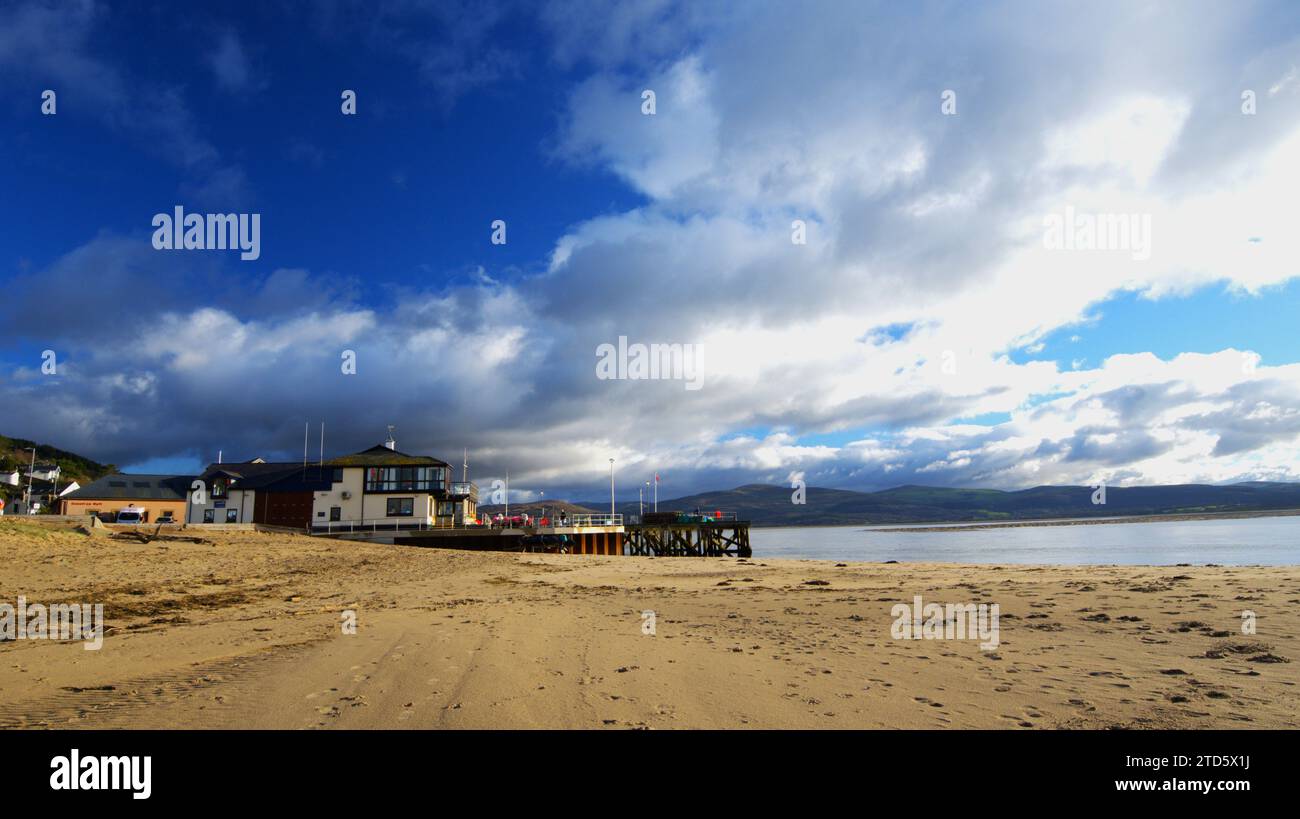 Aberdovey club de voile (Aberdyfi) et plage avec de puissants nuages sur l'estuaire Dyfi Gwynedd Wales UK. Banque D'Images