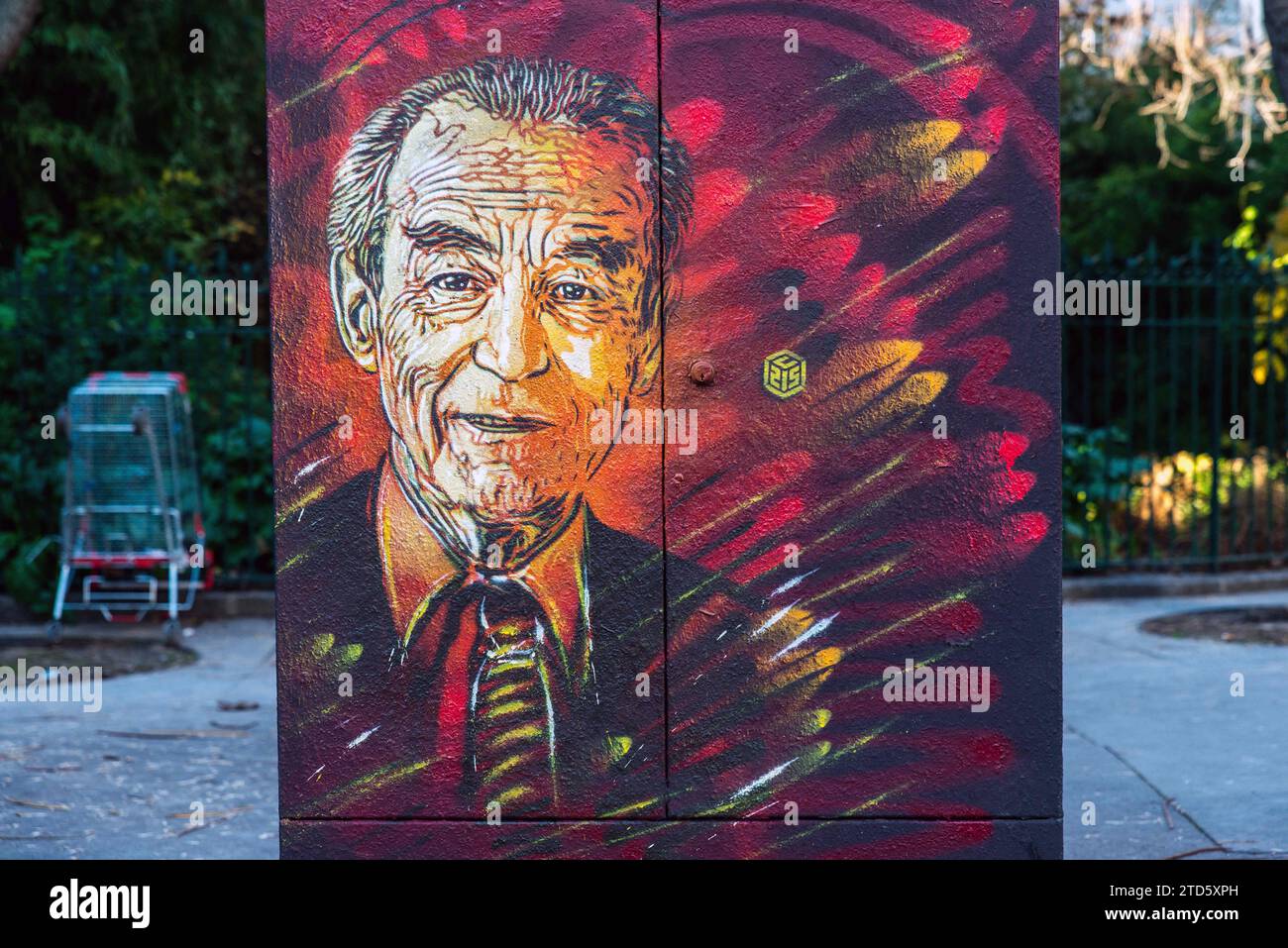 Portrait de l'avocat et ministre de la Justice Robert Badinter, qui a aboli la peine de mort en 1981, par Christian Guemy alias C215, devant le Sénat, à Paris, France, le 16 décembre 2023. Photo de Denis Prezat/ABACAPRESS.COM Banque D'Images