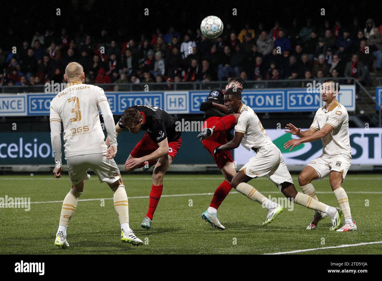 ROTTERDAM - Oscar Uddenas de sbv Excelsior marque lors du match néerlandais d'Eredivisie entre sbv Excelsior et Go Ahead Eagles au Van Donge & de Roo Stadium le 16 décembre 2023 à Rotterdam, pays-Bas. ANP JEROEN PUTMANS Banque D'Images