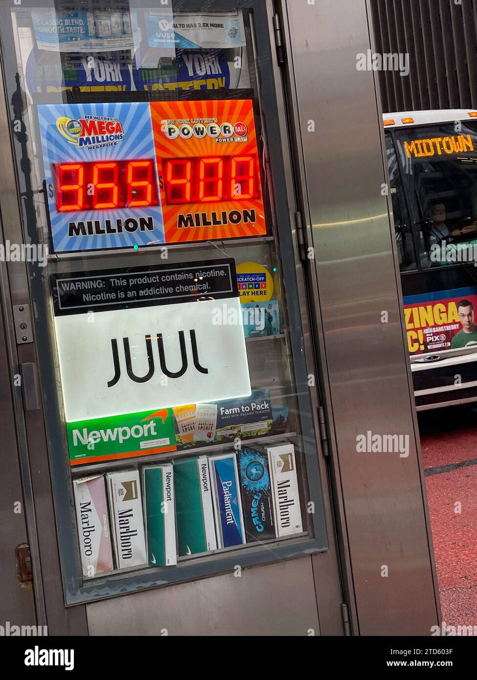Juul publicité de cigarette électronique sur le côté du stand de commodité de trottoir, 2023, New York City, États-Unis Banque D'Images