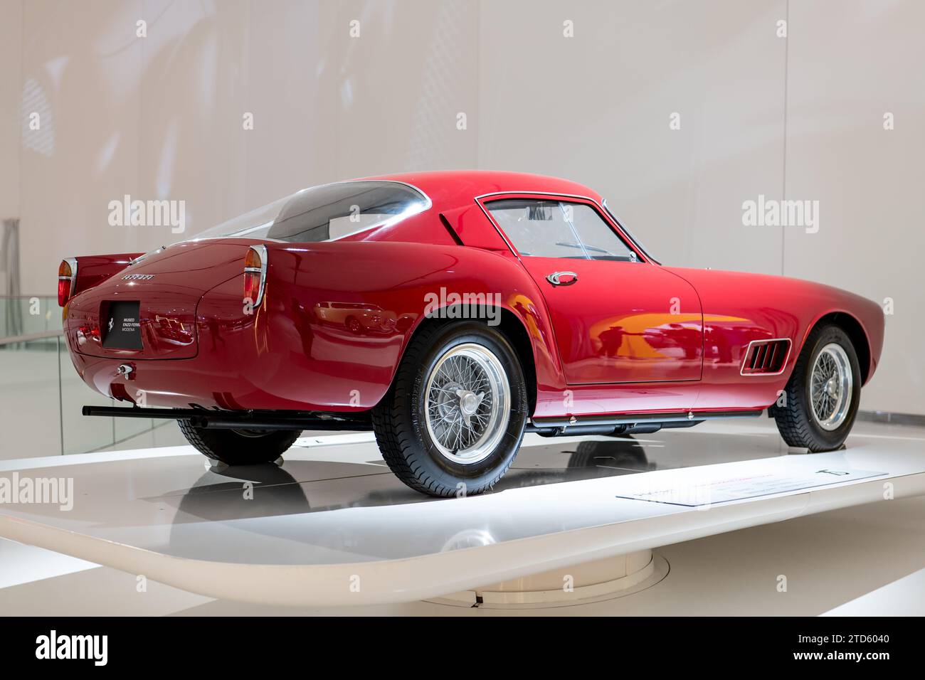 MODÈNE, ITALIE - 21 AVRIL 2022 : vue arrière de la voiture de course rouge Ferrari 250 GT Competizione au Musée automobile de Modène, Italie Banque D'Images