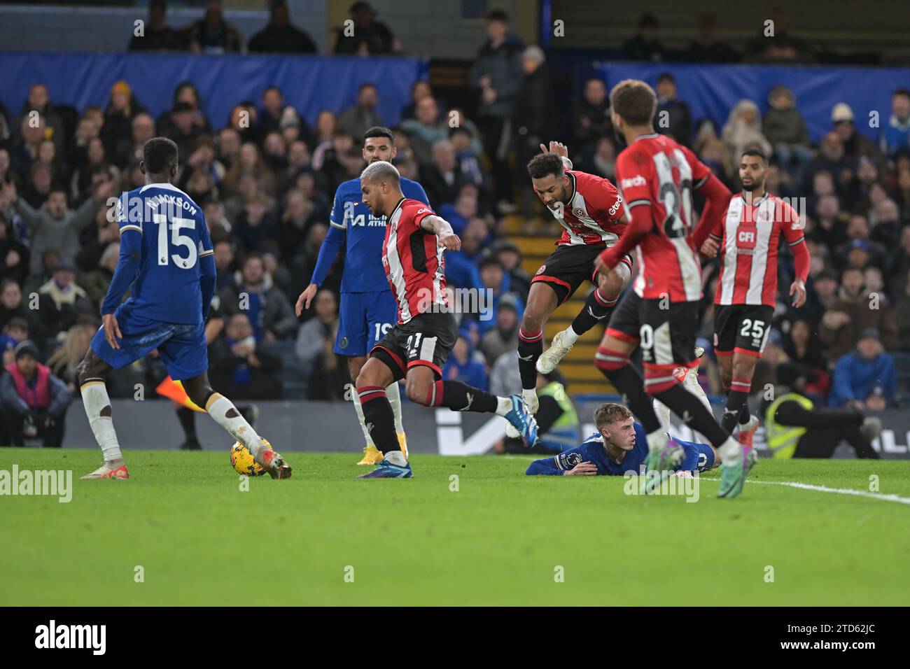 Londres, Royaume-Uni. 16 décembre 2023. Cole Palmer de Chelsea est abattu juste en dehors de la case de penalty lors du match Chelsea vs Sheffield United Premier League à Stamford Bridge Londres. Crédit : MARTIN DALTON/Alamy Live News Banque D'Images