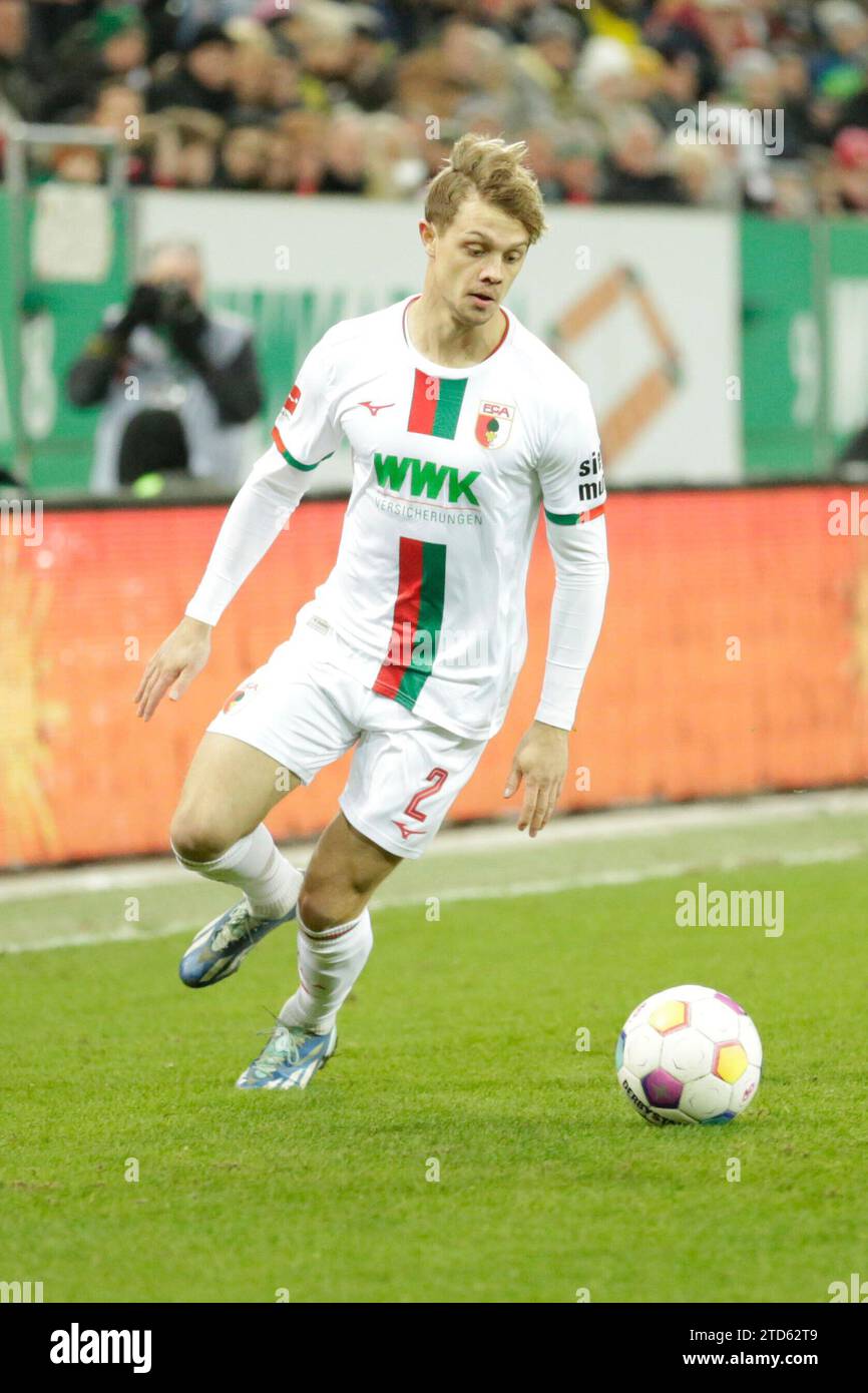 Augsbourg, Deutschland 16. Dezember 2023 : 1. BL - 2023/2024 - FC Augsburg vs. Borussia Dortmund im Bild : Robert Gumny (FC Augsburg) /// les règlements de la DFL interdisent toute utilisation de photographies comme séquences d'images et/ou quasi-vidéo. /// Banque D'Images