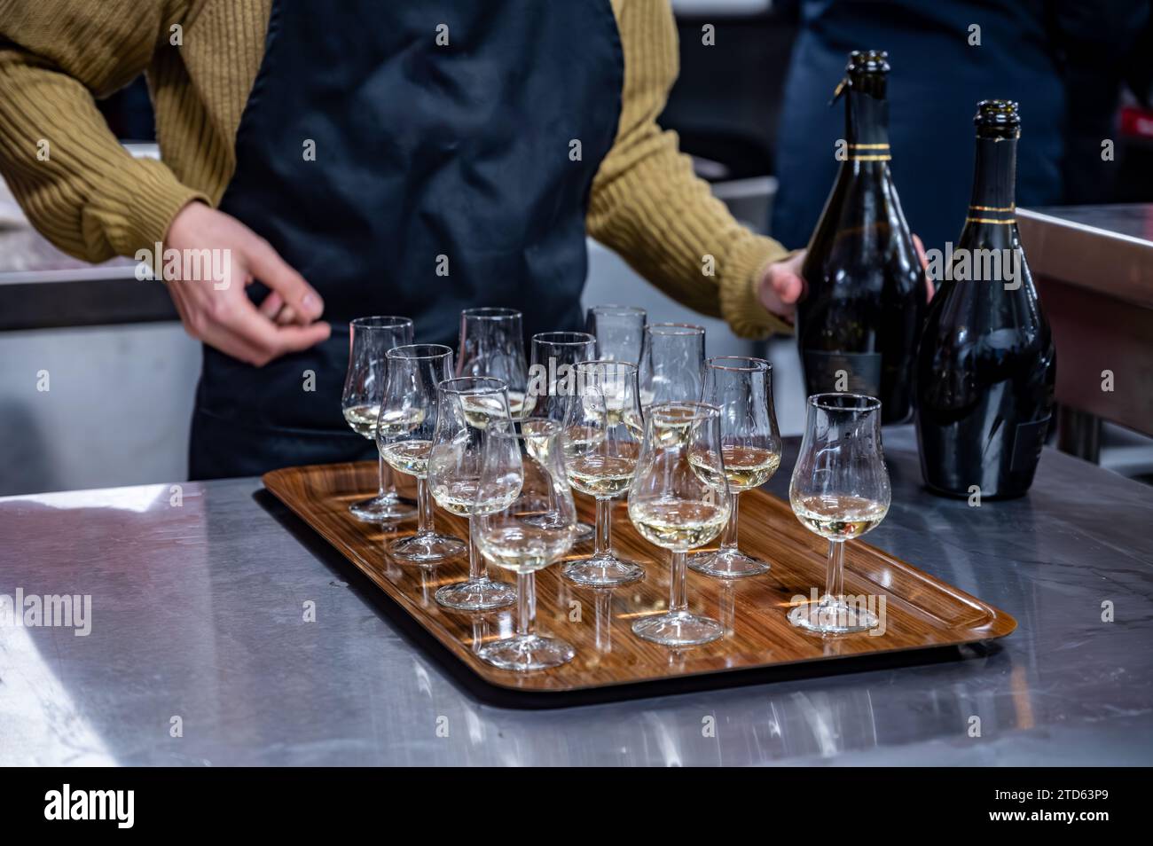 Beaucoup de petits verres de dégustation de vin mousseux de champagne ...