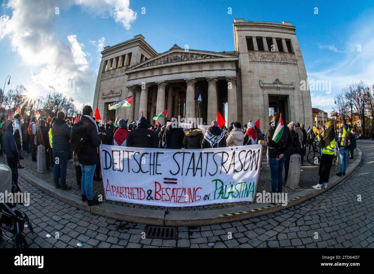 16 décembre 2023 : plus de deux mois après les attentats terroristes commis par le Hamas en Israël, les partisans de la Palestine, le Hamas, les théoriciens du complot, les soi-disant Tankies, et des groupes islamistes se sont réunis pour manifester à la Koenigsplatz de Munichâ€™. Les manifestations ont été dirigées par le groupe militant controversé Palaestina spricht, accusé d'antisémitisme endémique et de liens avec les islamistes, ainsi que par des entités surveillées Verfassungsschutz (services allemands de sécurité intérieure) et permettant un cours islamiste et pro-Hamas dur avec une influence significative des groupes extrémistes conspirationnistes Banque D'Images