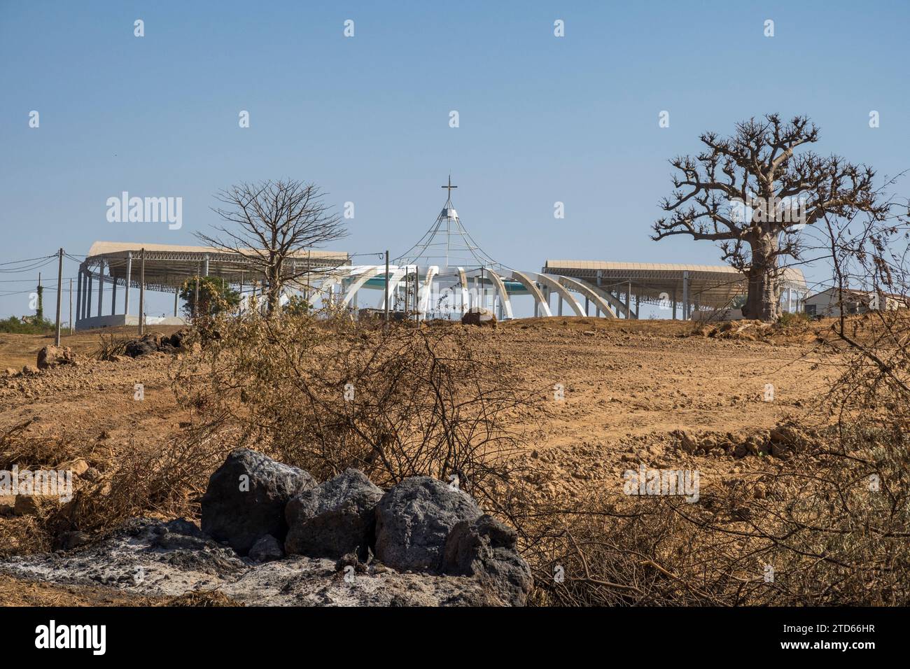 Sanctuaire Marial de Popenguine, sanctuaire marial de Popenguine en construction. Un arbre Baobab. Sénégal, Afrique. 04.12.2023 Banque D'Images