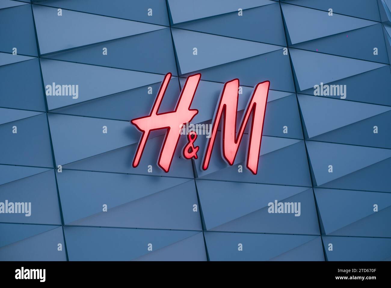 Tallinn, Estonie - 16 décembre 2023 : enseigne lumineuse de magasin de vêtements H et M. Banque D'Images