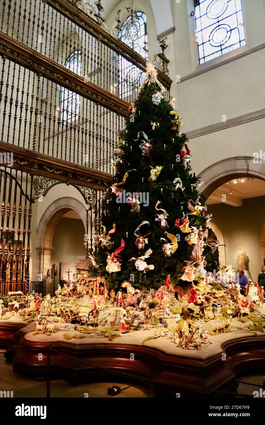 Arbre de Noël et crèche baroque napolitaine au Medieval Sculpture Hall au met Fifth Avenue à Manhattan, New York, États-Unis Banque D'Images