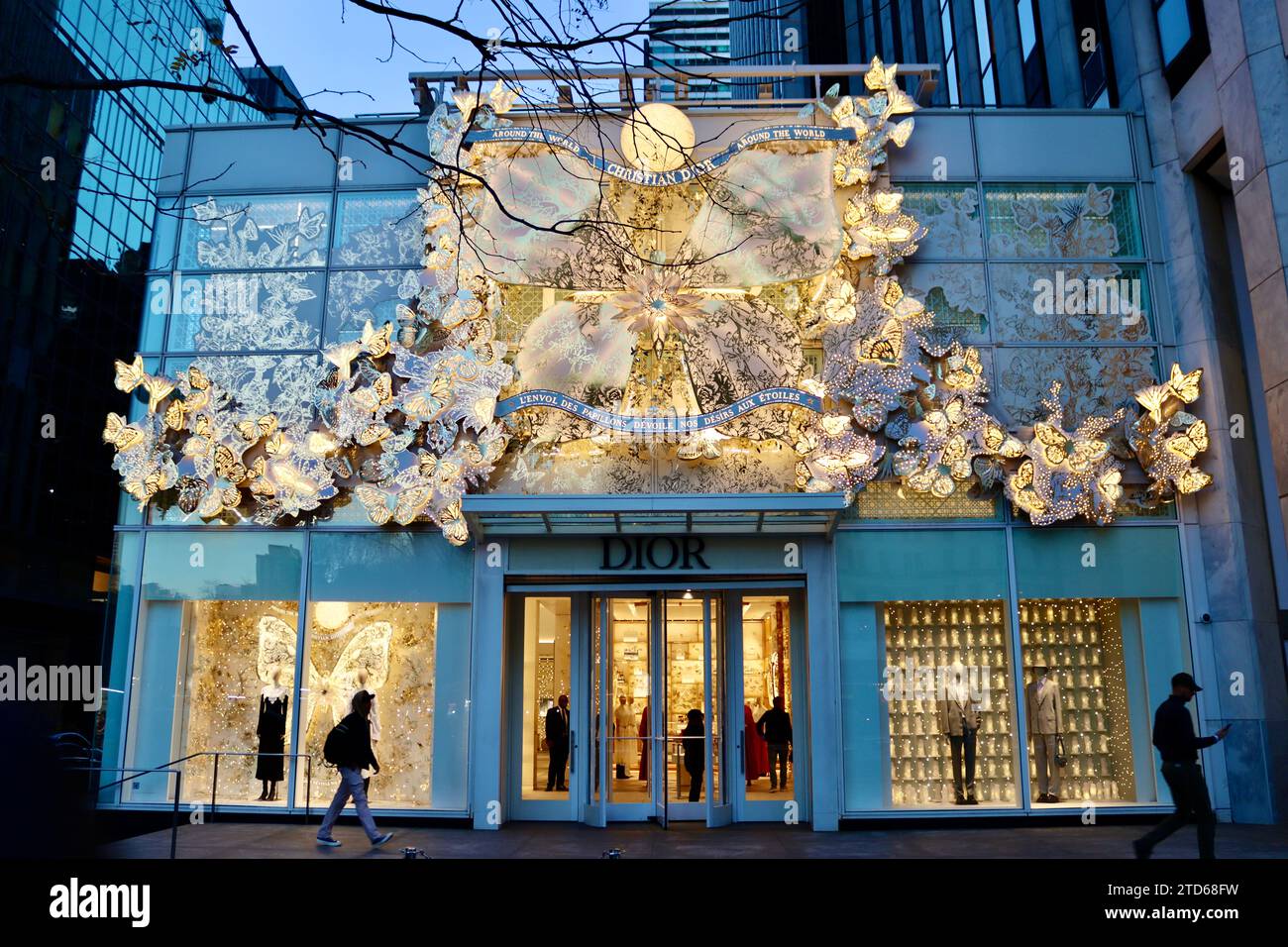 Décorations de Noël sur la boutique Dior sur la Cinquième avenue et la 59e rue en face du Plaza Hotel dans le centre-ville de Manhattan, New York Banque D'Images