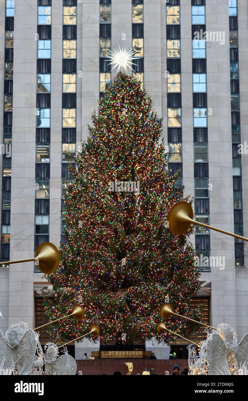 Sapin de Noël au Rockefeller Center dans le centre-ville de Manhattan, New York Banque D'Images