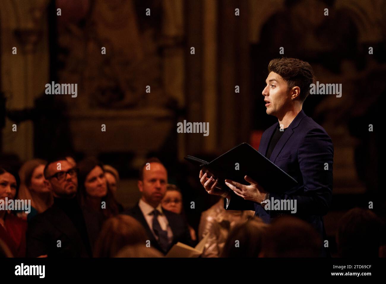 Roman Kemp donne une lecture pendant les chants royaux - ensemble au service de Noël à l'abbaye de Westminster à Londres. Date de la photo : Vendredi 8 décembre 2023. Banque D'Images