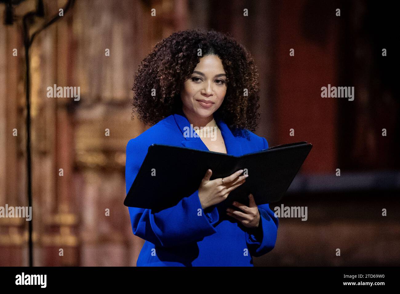 Leonie Elliott donne une lecture pendant les Royal Carols - ensemble au service de Noël à l'abbaye de Westminster à Londres. Date de la photo : Vendredi 8 décembre 2023. Banque D'Images