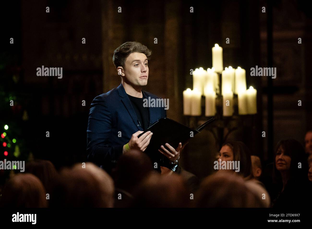 Roman Kemp donne une lecture pendant les chants royaux - ensemble au service de Noël à l'abbaye de Westminster à Londres. Date de la photo : Vendredi 8 décembre 2023. Banque D'Images