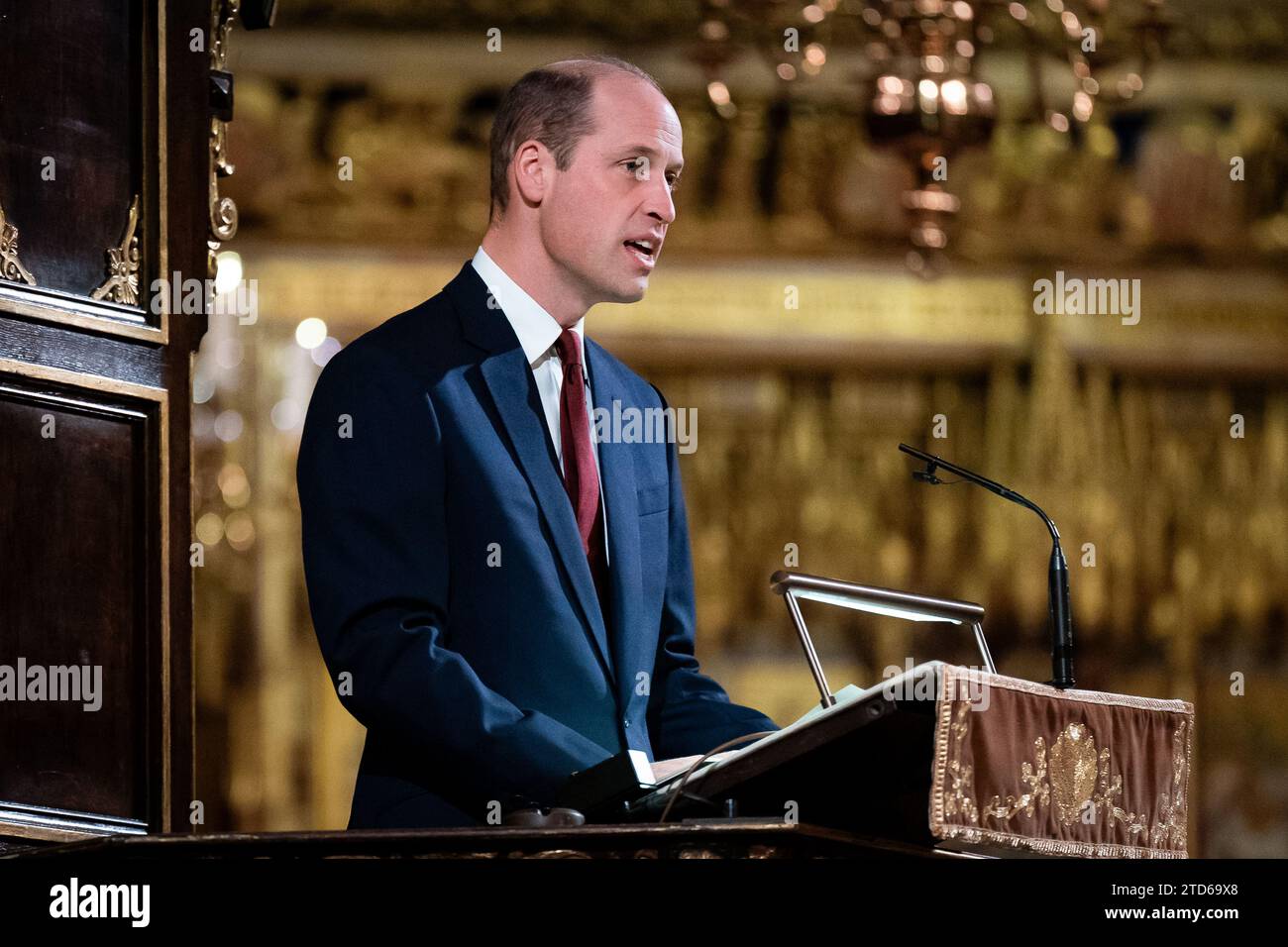 Le prince de Galles lit Luc 2 : 1-7 pendant les chants royaux - ensemble au service de Noël à l'abbaye de Westminster à Londres. Date de la photo : Vendredi 8 décembre 2023. Banque D'Images