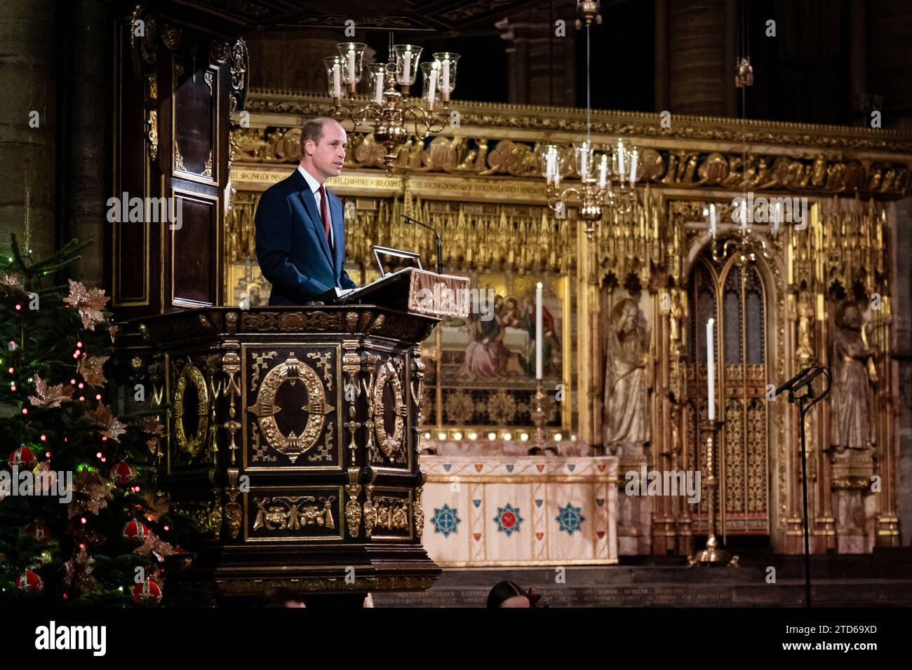 Le prince de Galles lit Luc 2 : 1-7 pendant les chants royaux - ensemble au service de Noël à l'abbaye de Westminster à Londres. Date de la photo : Vendredi 8 décembre 2023. Banque D'Images