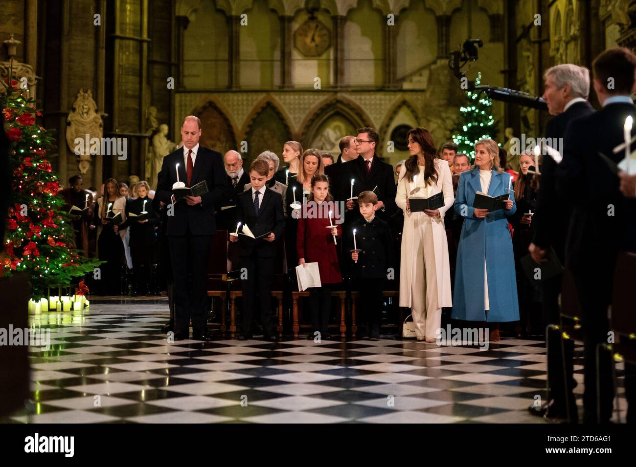 (De gauche à droite) le Prince de Galles, le Prince George, la Princesse Charlotte, le Prince Louis, la Princesse de Galles et la Duchesse d'Édimbourg pendant les chants royaux - ensemble au service de Noël à l'abbaye de Westminster à Londres. Date de la photo : Vendredi 8 décembre 2023. Banque D'Images