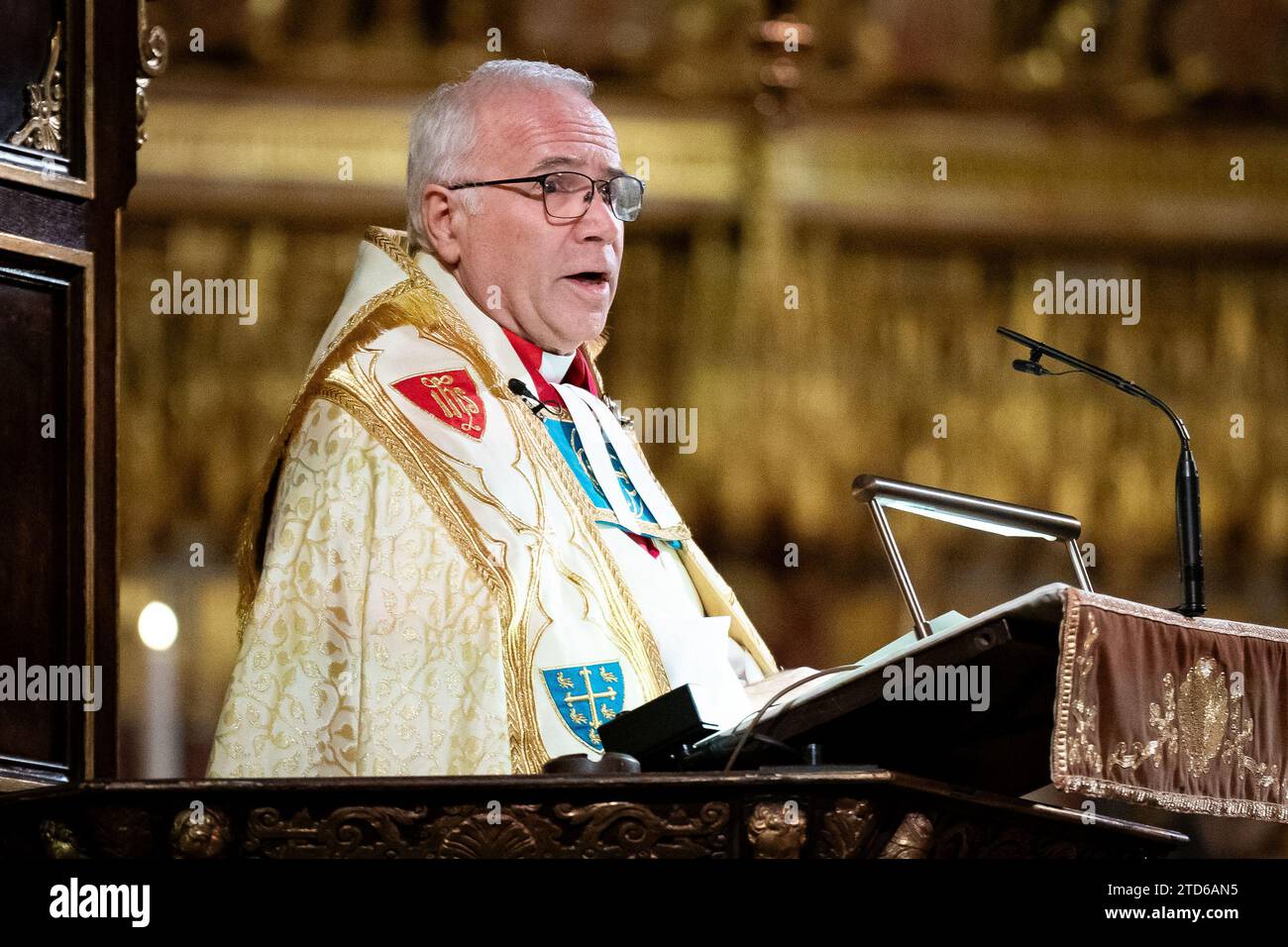 Le doyen de l'abbaye de Westminster, le très révérend Dr David Hoyle, donne une réflexion pendant les Royal Carols - ensemble au service de Noël à l'abbaye de Westminster à Londres. Date de la photo : Vendredi 8 décembre 2023. Banque D'Images