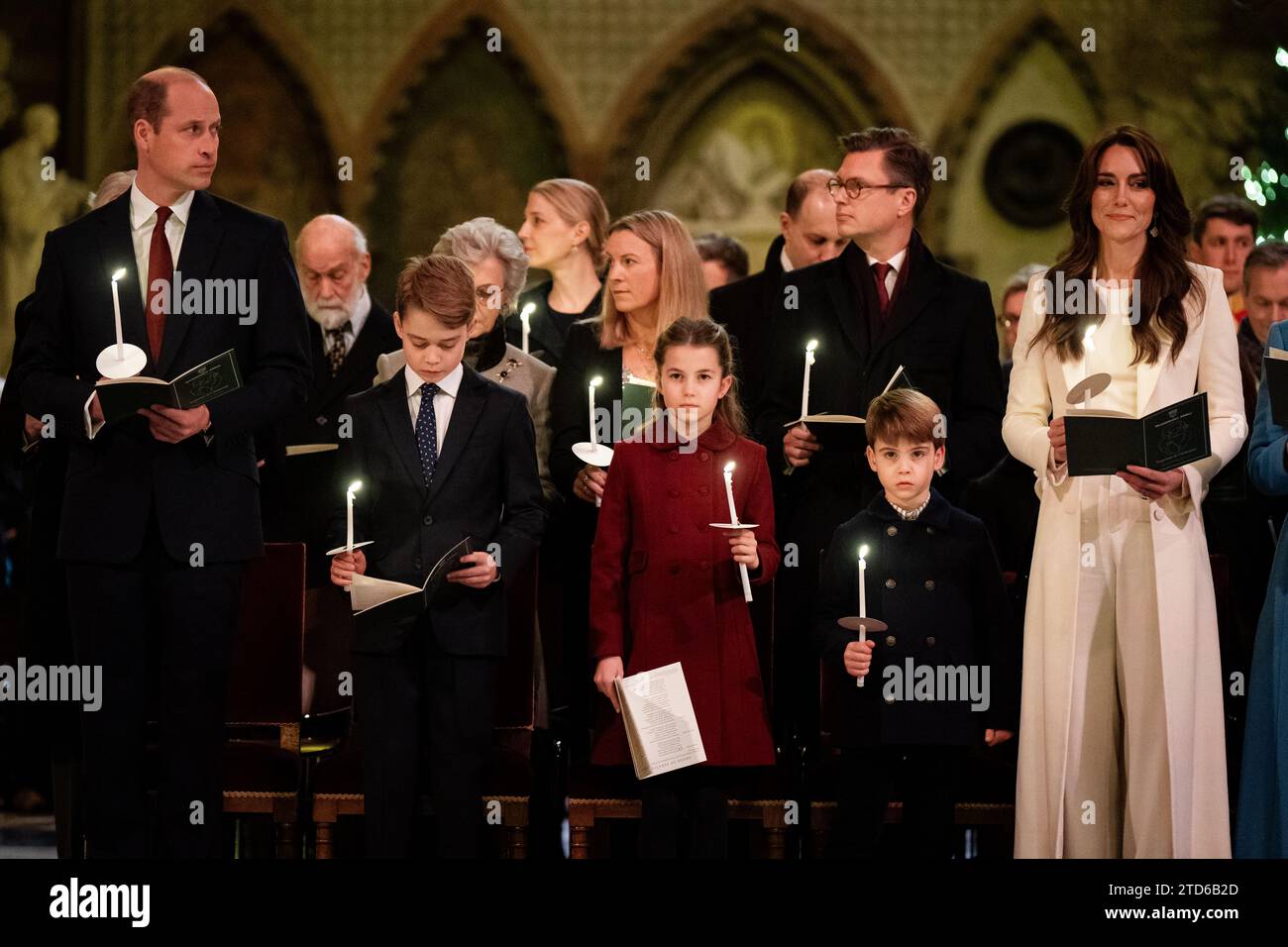 (De gauche à droite) le prince de Galles, le prince George, la princesse Charlotte, le prince Louis et la princesse de Galles pendant les chants royaux - ensemble au service de Noël à l'abbaye de Westminster à Londres. Date de la photo : Vendredi 8 décembre 2023. Banque D'Images