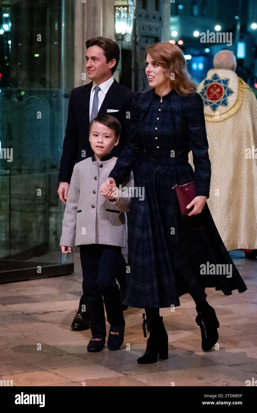 (De gauche à droite) Edoardo Mapelli Mozzi, Christopher Woolf et la princesse Béatrice pendant les chants royaux - ensemble au service de Noël à l'abbaye de Westminster à Londres. Date de la photo : Vendredi 8 décembre 2023. Banque D'Images