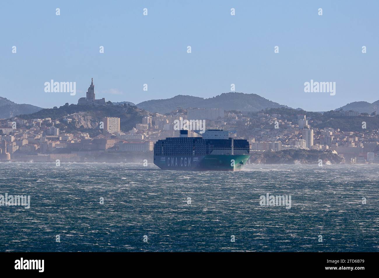 Vue du navire CMA CGM Palais Royal, passant dans le port de Marseille. Le porte-conteneurs Palais Royal de la société CMA-CGM est le plus grand porte-conteneurs au monde à être propulsé au gaz liquéfié (GNL). Construit sur les chantiers navals chinois de la China State Shipbuilding Corporation (CSSC) en 2020, il a fait une première escale au port de Marseille-Fos. Banque D'Images