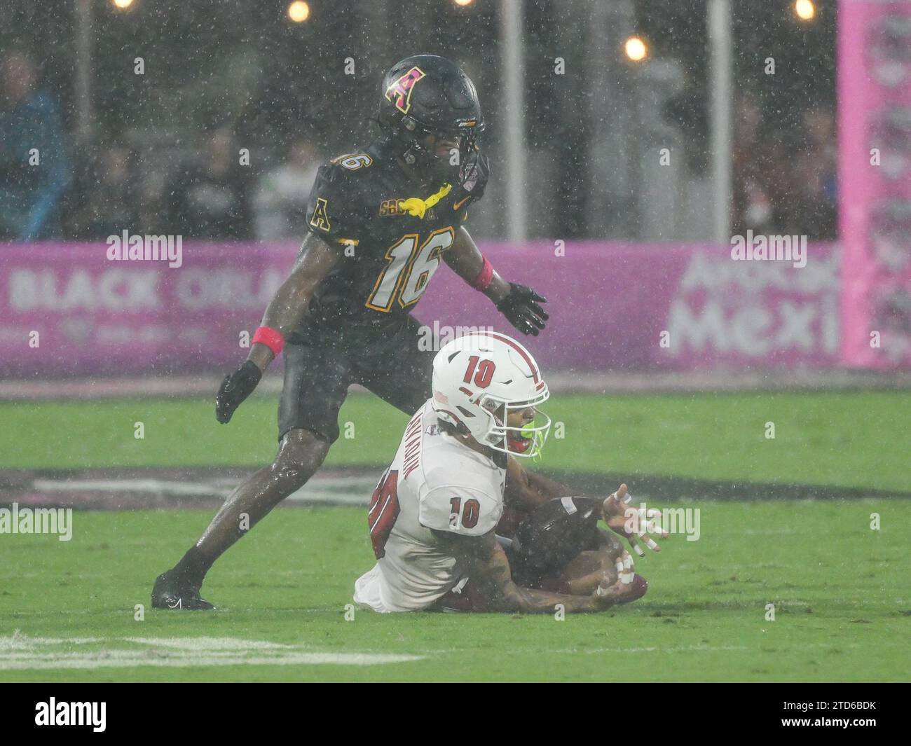 16 décembre 2023 : le Wide Receiver de Miami (Oh) Gage Larvadain (10) fait une première prise devant le cornerback de l'État des Appalaches Omari Philyaw (16) lors du match de football de la NCAA dans les avocats du Mexique Cure Bowl entre les Appalachian State Mountaineers et les Redhawks de Miami au FBC Mortgage Stadium d'Orlando, FL. Romeo T Guzman/Cal Sport Media Banque D'Images