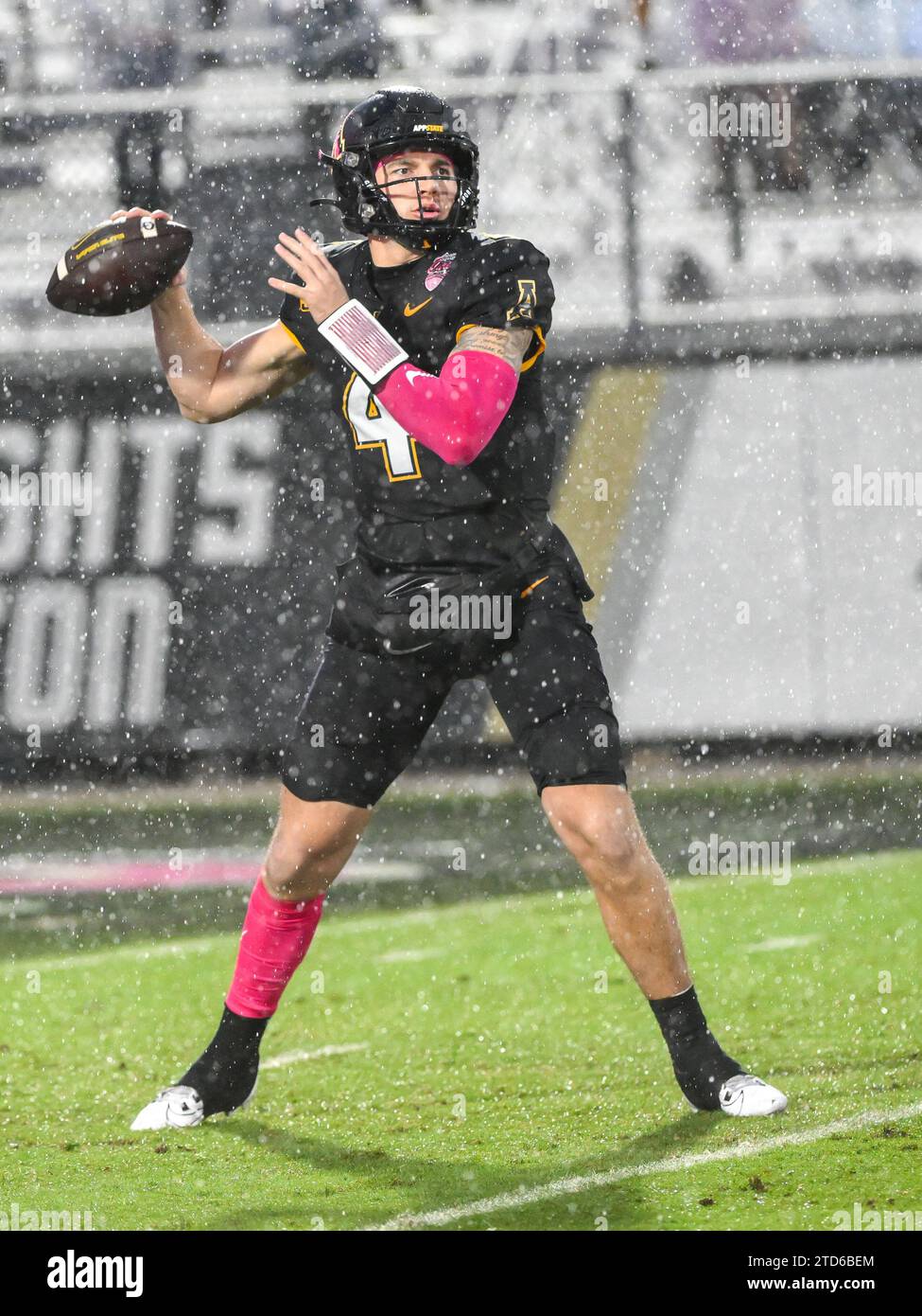 16 décembre 2023 : Joey Aguilar (4 ans), quarterback de l'État des Appalaches, cherche à lancer le ballon lors d'un match de football de la NCAA dans l'Avocados du Mexico Cure Bowl entre les Appalachian State Mountaineers et les Redhawks de Miami au FBC Mortgage Stadium à Orlando, FL. Romeo T Guzman/Cal Sport Media(image de crédit : © Romeo Guzman/Cal Sport Media) Banque D'Images