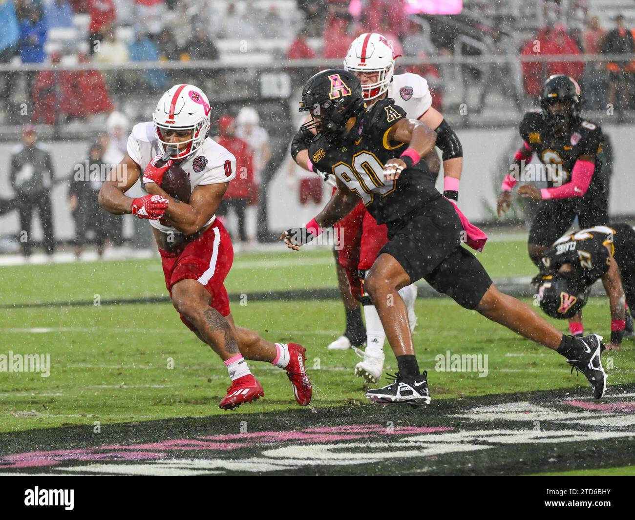 16 décembre 2023 : Miami (Oh) Running back Rashad Amos (0) tente d'échapper à l'attaque du linebacker de l'État des Appalaches Nate Johnson (90) lors du match de football de la NCAA dans les avocats du Mexico Cure Bowl entre Appalachian State Mountaineers et Miami Redhawks au FBC Mortgage Stadium à Orlando, FL. Romeo T Guzman/Cal Sport Media Banque D'Images