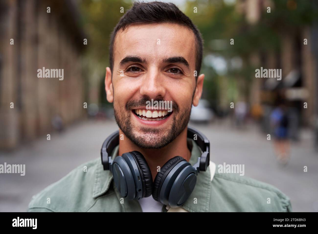 Portrait d'un jeune bel homme souriant et regardant la caméra. Banque D'Images