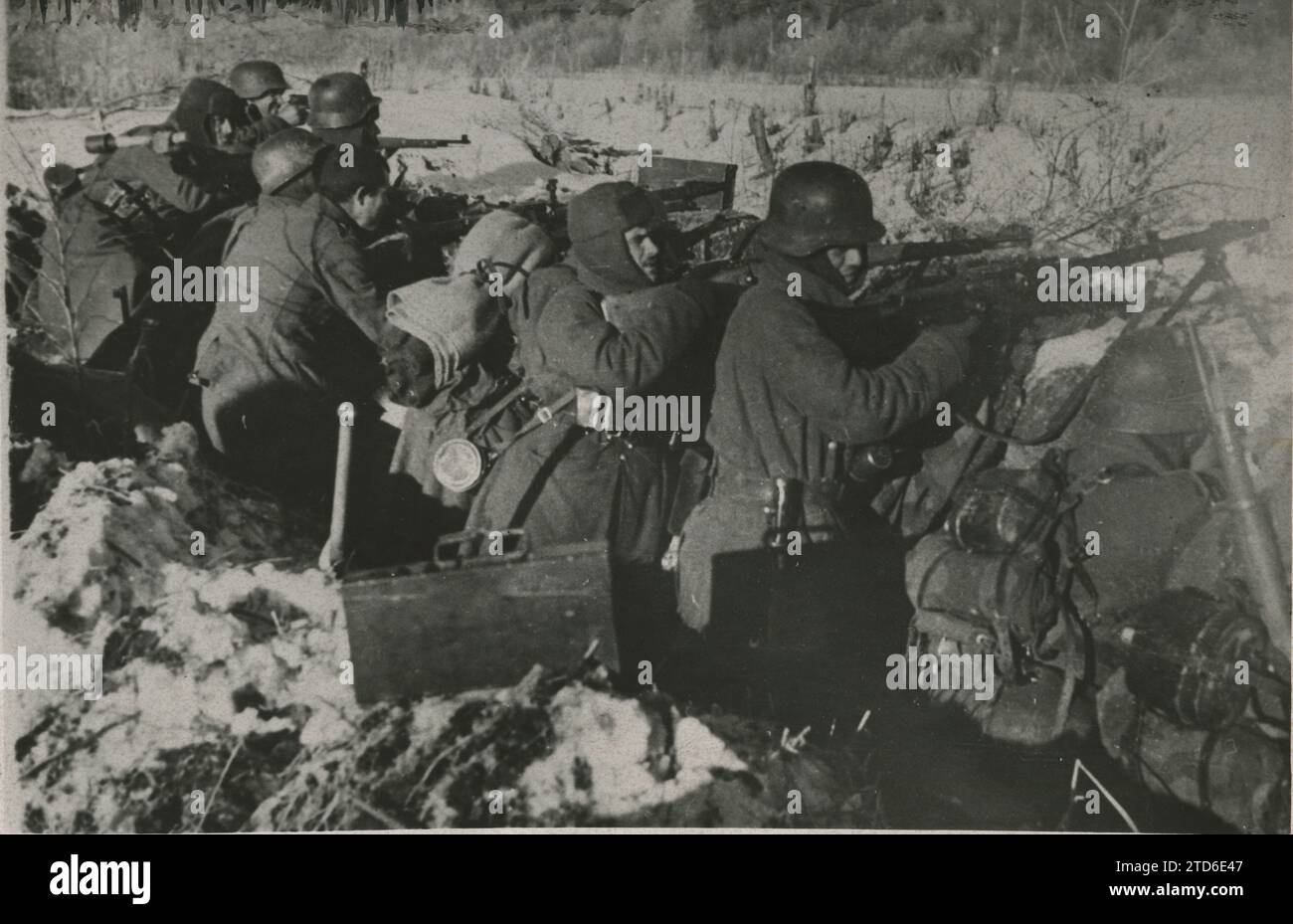 Russie. Juillet 1942. Soldats attendant une attaque bolchevique. Dans leurs tranchées enneigées, les héroïques volontaires espagnols attendent une attaque ennemie, avec leurs mitrailleuses prêtes. Crédit : Album / Archivo ABC / Ortiz Banque D'Images