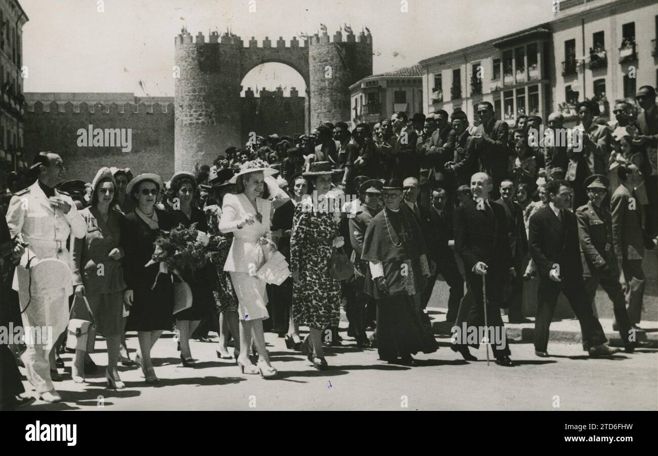 Ávila, 06/09/1947. María Eva Durarte de Perón, accompagnée de Mme Carmen Polo de Franco et d'autres personnalités lors de sa visite. Crédit : Album / Archivo ABC Banque D'Images
