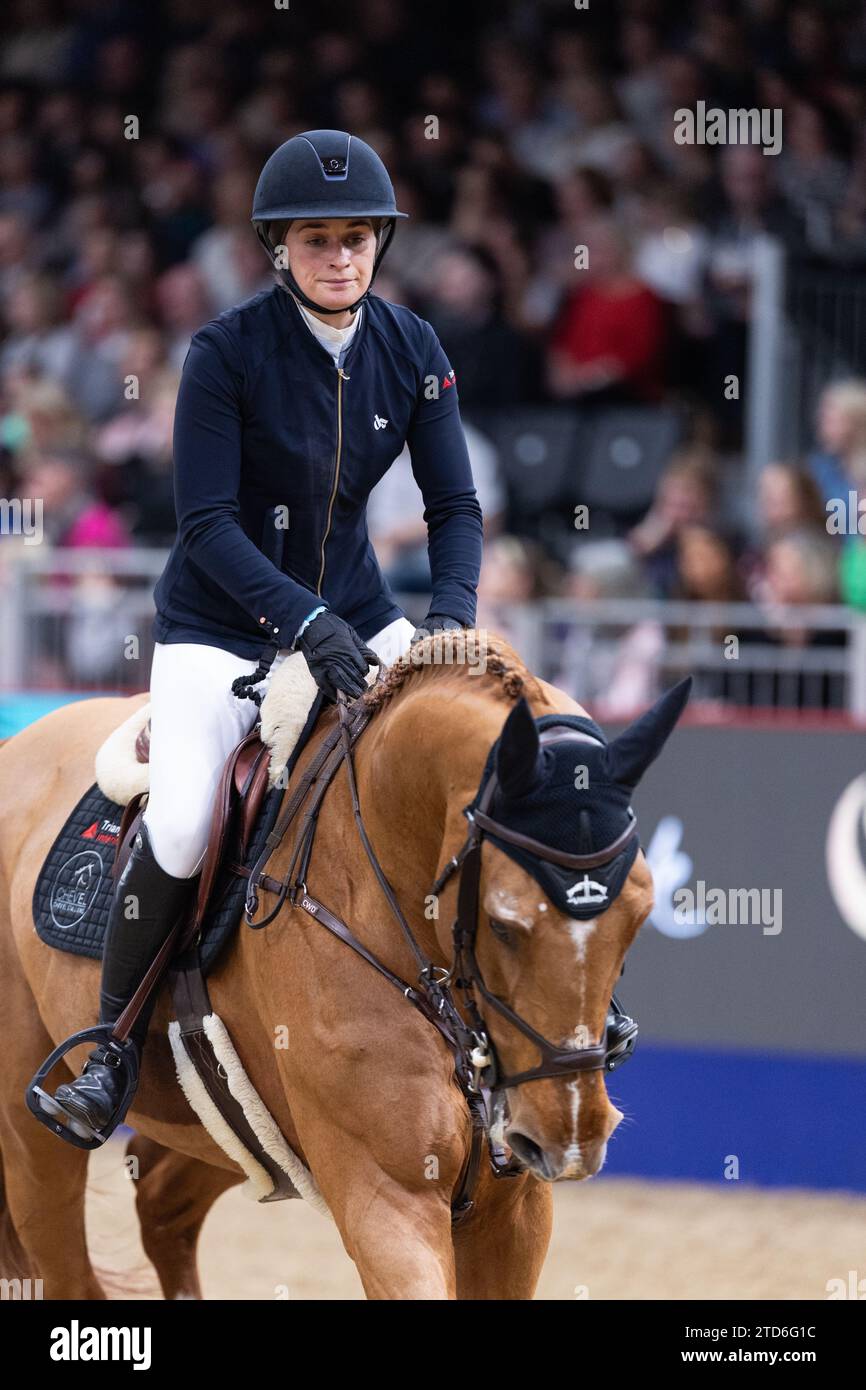 Londres, Royaume-Uni. 16 décembre 2023. Jeanne Sadran de France avec Unforgettable Damvil participe au Longines Christmas Cracker au London International Horse Show le 16 décembre 2023, London Excel Centre, Royaume-Uni (photo de Maxime David - MXIMD Pictures) crédit : MXIMD Pictures/Alamy Live News Banque D'Images