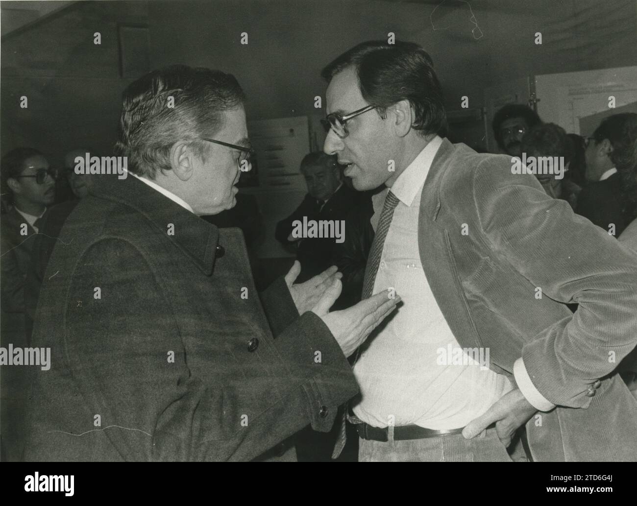 12/01/1983. Ruiz Gallardón parle avec Alfonso Guerra. Crédit : Album / Archivo ABC / Luis Alonso Banque D'Images