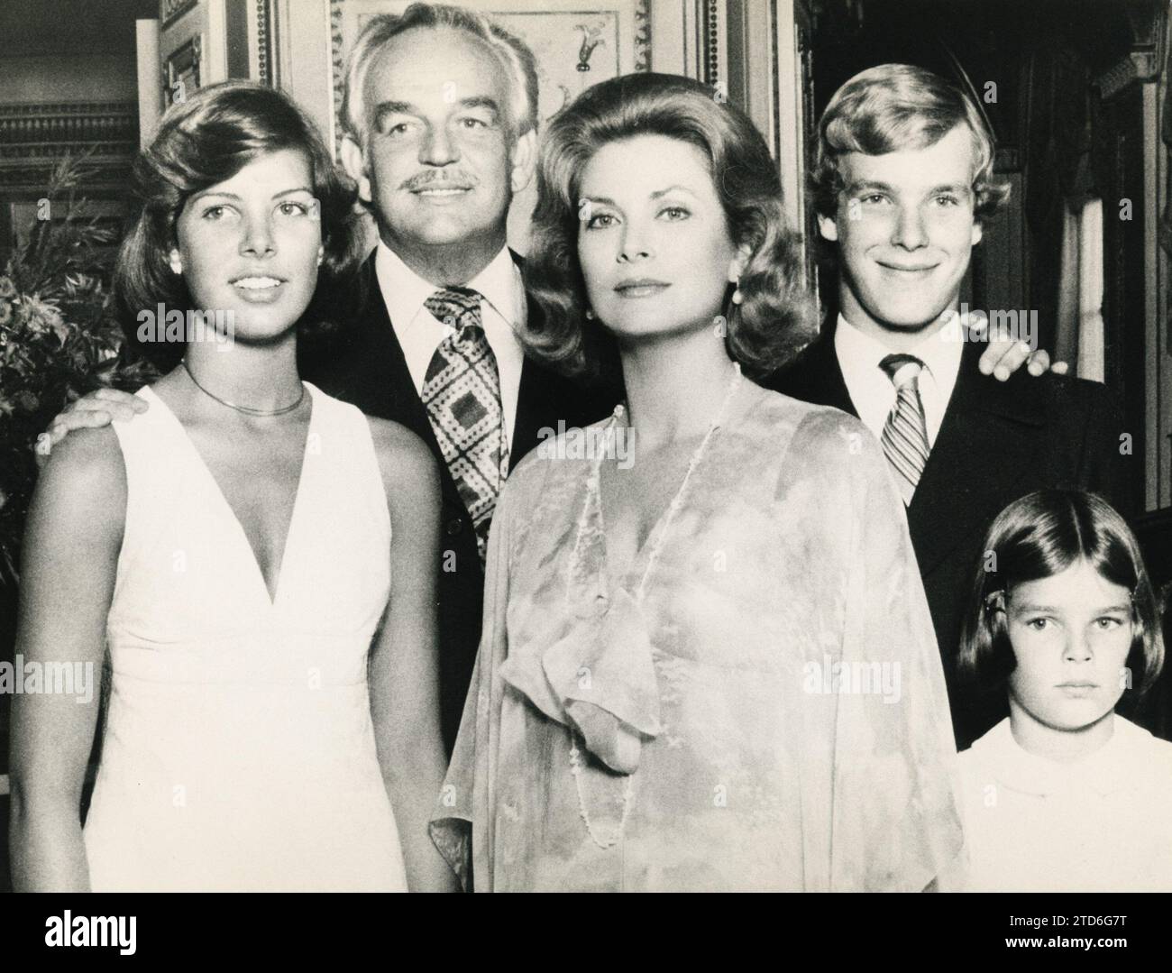 1975 (CA.). Le Prince Rainier III de Monaco et son épouse Grace, ainsi que leurs enfants Carolina, Albert et Estefanía. Crédit : Album / Archivo ABC Banque D'Images