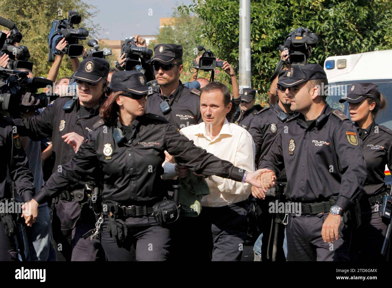 Cordova. 10/21/2011. Reconstitution des faits de la disparition des enfants Ruth et Jose à Cruz Conde Park avec la présence du père des enfants Jose Breton détenu par la police, son avocat et le juge de l'affaire. Photo : Roldan Serrano. Archcor. Crédit : Album / Archivo ABC / Roldán Serrano Banque D'Images