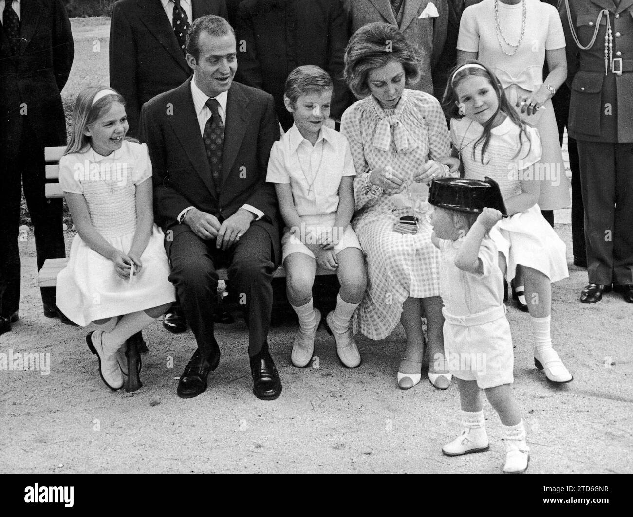 05/30/1975. Le petit Alfonso, fils de l'Infante Margarita et de Don Carlos Zurita, a mis sur le chapeau tricorne de la Garde civile, qu'il a trouvé sur un banc. Crédit : Album / Archivo ABC / Ángel Carchenilla Banque D'Images