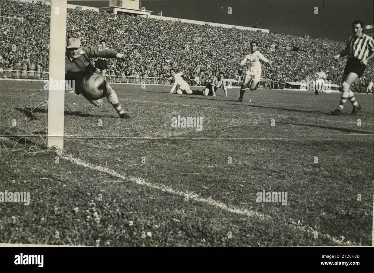 Madrid, 06/07/1953. Un moment de danger pour le but de Bilbao, causé par un fort tir de Pahíño, qui a éraflé la barre transversale, lors du match organisé au stade Chamartín entre le Real Madrid et l'Athletic Club de Bilbao, qui s'est terminé par un match nul de 2-2-1. tant. Crédit : Album / Archivo ABC / Manuel Sanz Bermejo Banque D'Images