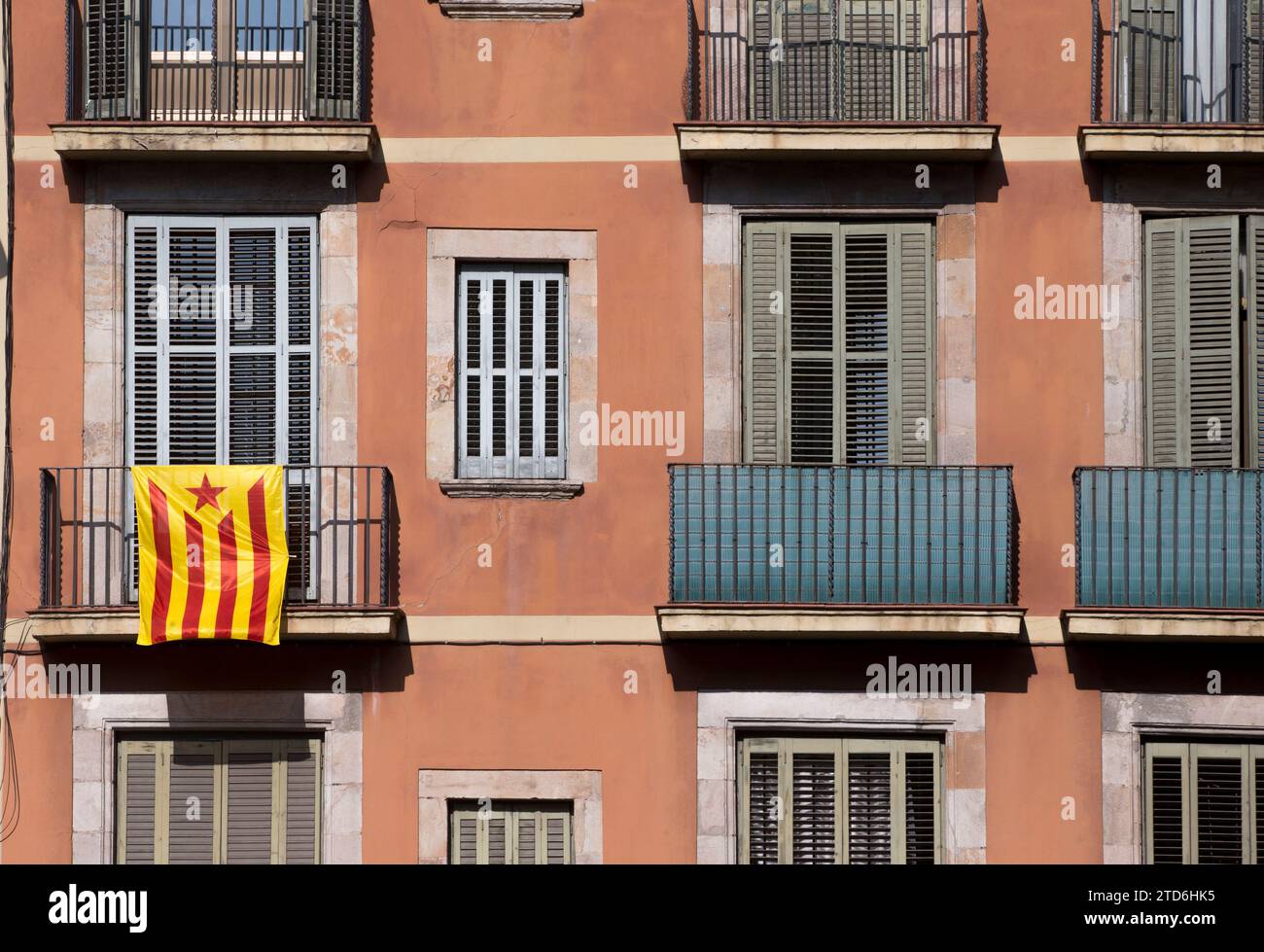 Barcelone, 09/28/2015. Drapeau de l'indépendance catalane suspendu à un bâtiment. Photo : Ignacio Gil ARCHDC. Crédit : Album / Archivo ABC / Ignacio Gil Banque D'Images