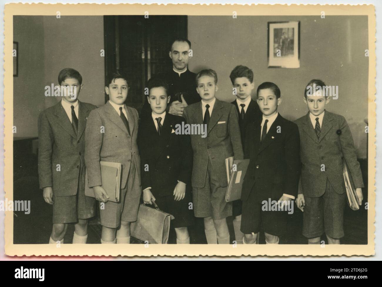 Madrid, 1951. Don Juan Carlos, dans sa première école en Espagne, à Las Jarrillas. De gauche à droite, nous pouvons voir Alfredo Gómez Torres, José Luis Leal, Alfonso Valdueza, le Père Zulueta, le Prince, Jaime Fontaner, Juan J. Macaya et Alfonso Luna. Crédit : Album / Archivo ABC Banque D'Images