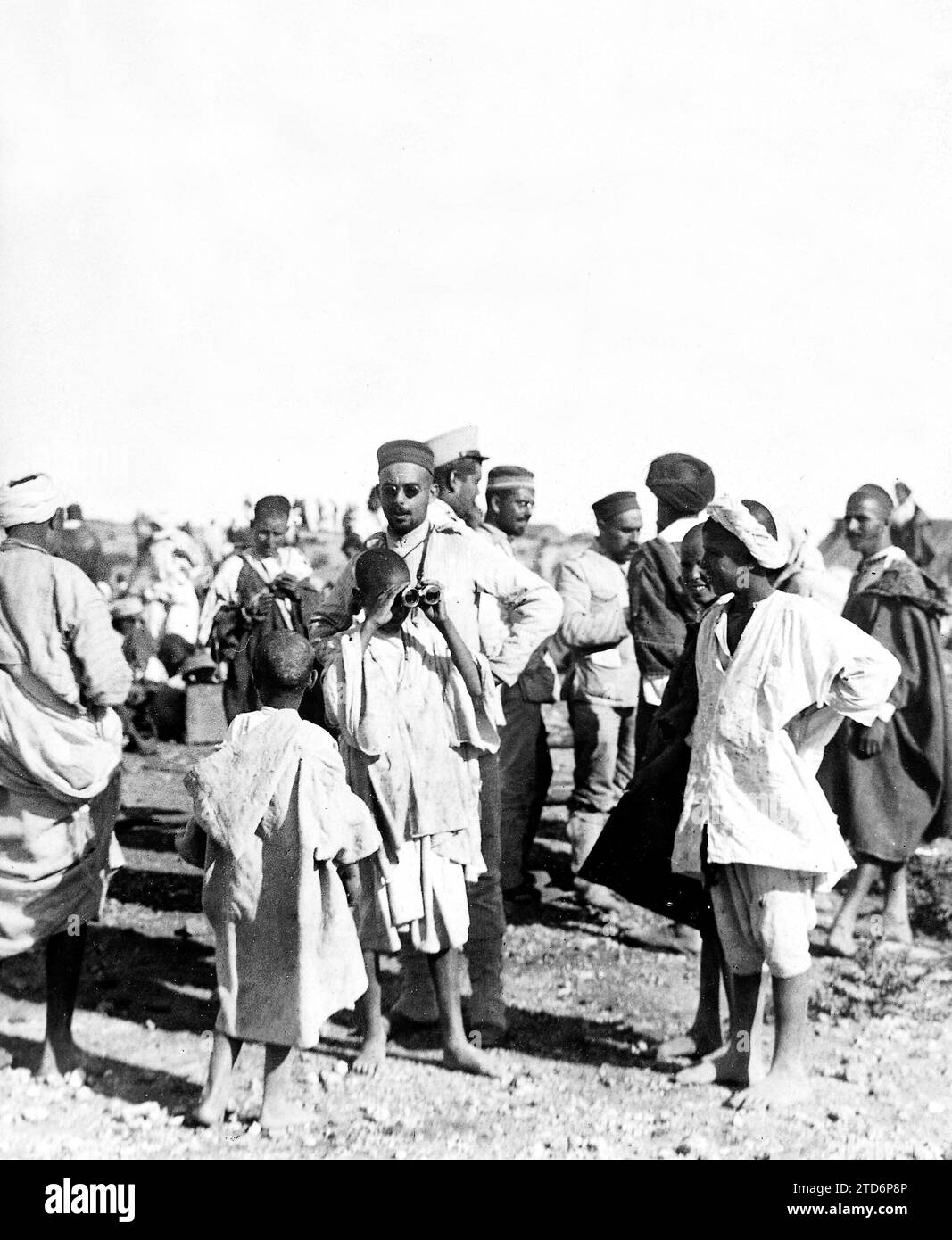 08/31/1909. Les Maures dans la campagne espagnole. Un garçon mauresque examinant les ruines de Fragana avec quelques jumeaux après le coup de canon. Crédit : Album / Archivo ABC / Francisco Goñi Banque D'Images